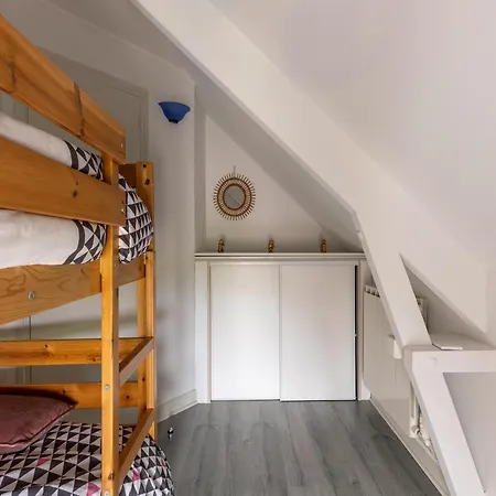 Near Grandcamp-maisy Beach, Cleaning Included Holiday home
