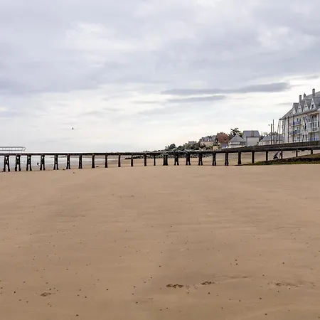 Near Grandcamp-maisy Beach, Cleaning Included Holiday home *